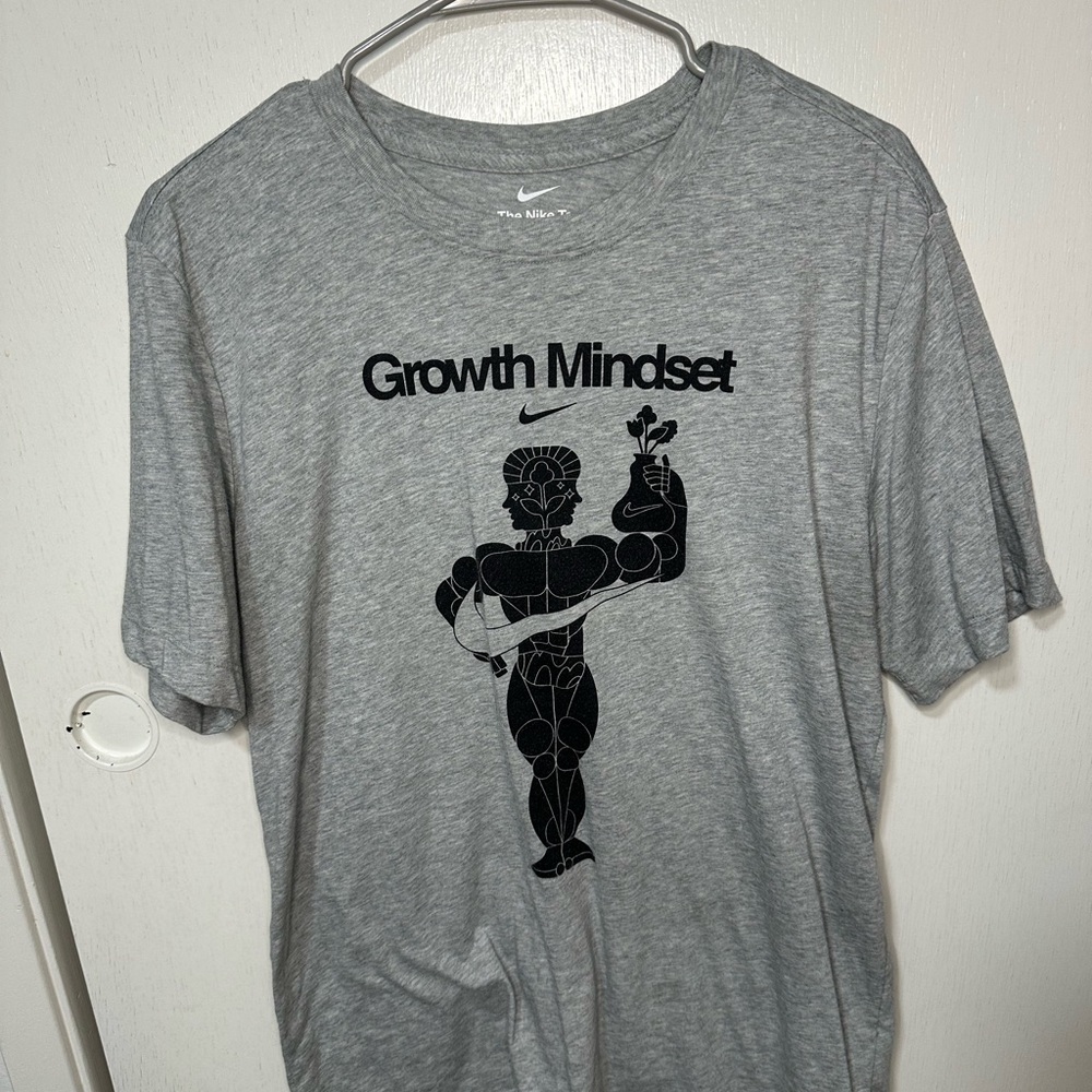 Nike The Nike Tee Growth Mindset T-Shirt Mens Gray Athletic Top Size M